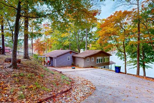 Bears Den at Acorn Dr - Spacious pet friendly Cottage with balcony, dock, and hot tub