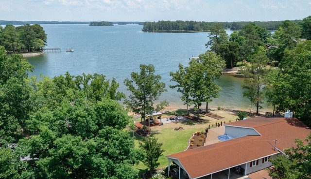 Beautiful 2 BR 2BA Cottage with Private Dock SUP Kayak Arcade and more