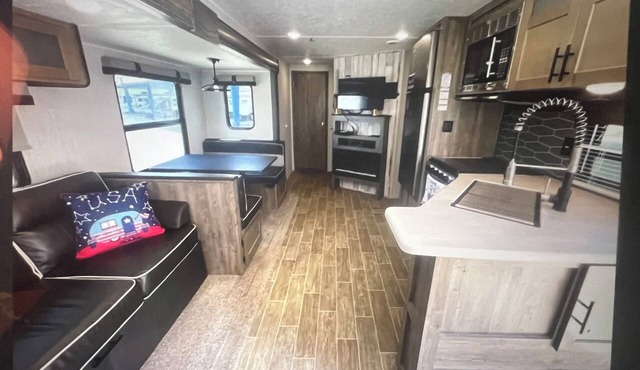Beautiful 32' RV located in Chicago's South suburb - A unique experience!