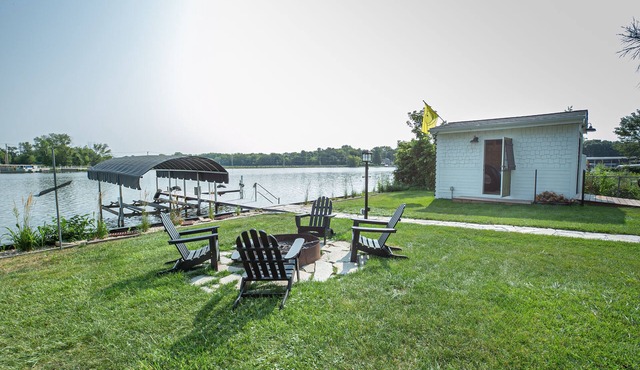 Beautiful Fox River Waterfront House Getaway
