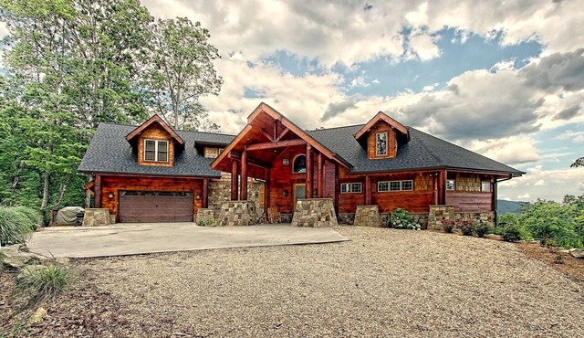 Beautiful, Luxury Cabin with Out-Door Hot Tub near Lake Burton in Northern Georgia