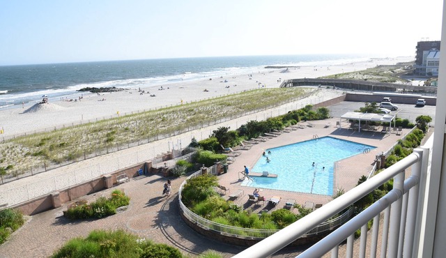 Beautiful Oceanfront Beach Apartment in Long Beach