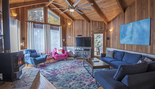 Bend Basecamp-Meredith Lodging - Quality Updates, Hot Tub, Large Fenced Yard! in Bend