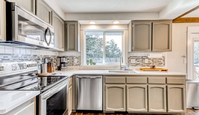 Bend oasis near skiing with hot tub, game room, & indoor/outdoor entertainment in Bend
