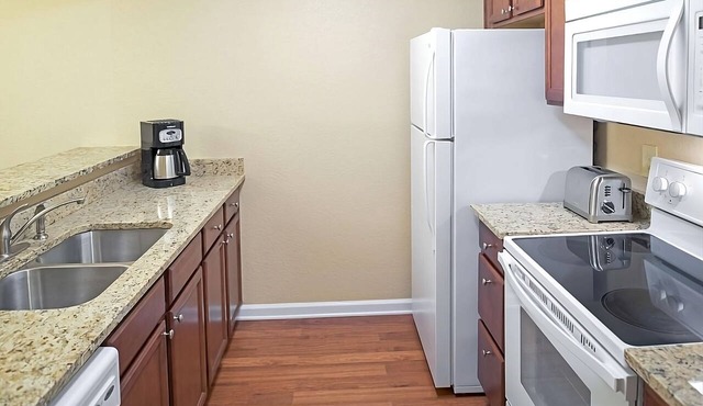 Best Choice! Free Parking, Indoor & Outdoor Pools, Unit w/Full Kitchen!