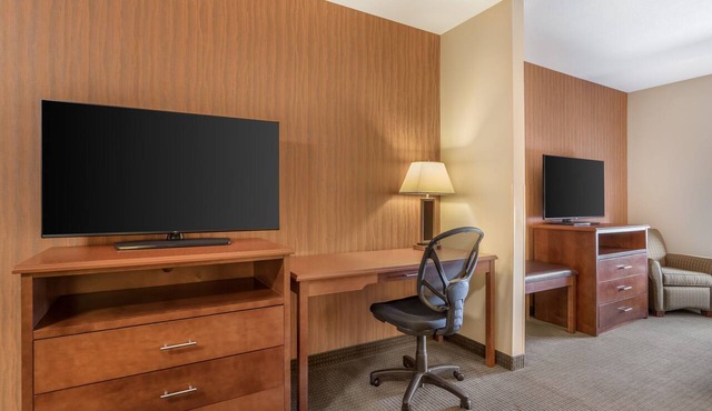Best Western Plus Service Inn & Suites in Lethbridge