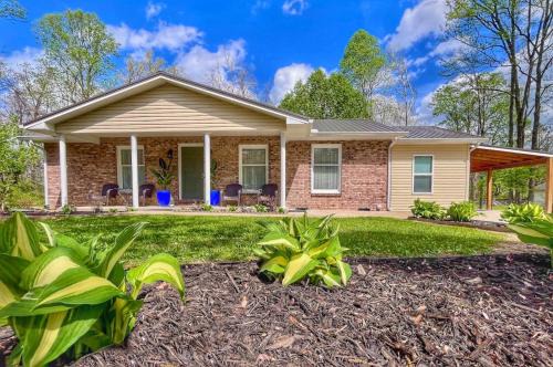 Bhie Lovely Hideaway - RRG - Peaceful - Cozy Stay Stanton location just steps from Kroger and a short 15-minute drive to Natural Bridge Ideal home base for hikers climbers
