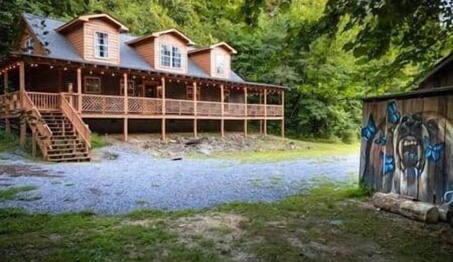 Big-Group Cabin Sleeps 18 | Wooded · Private · Near GSMNP