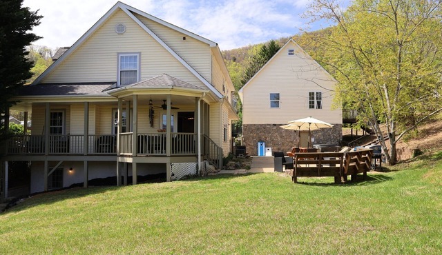 Biltmore Basecamp- 6 Kings! - Hot Tub- 9ft Slate Pool Table! Pac-Man! Huge Patio