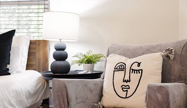 Black Velvet King Suite in Beautiful Highland Park