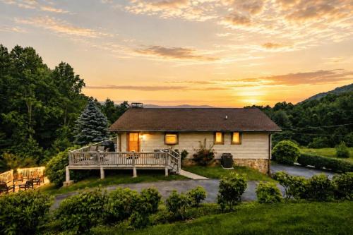 Blue Spruce Retreat with Firepit & Mountain Views - Family Friendly