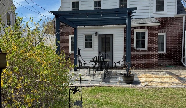 Bluebird on Main-cozy and cheerful 3 bedroom house.