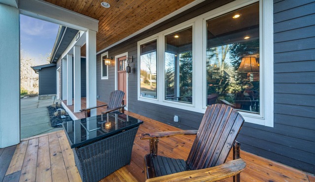 Book your winter’s vacation! Off season long term welcomes! Beautiful lakeview!