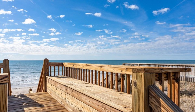 Boomerang: Oceanfront Log Cabin in N. Topsail