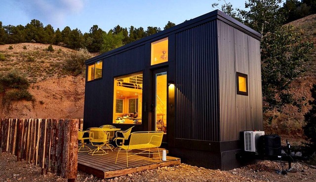 Bougie Tiny Home with Mountain Views, Hot Tub, Just 2 miles to Black Rock Hot Springs, NM in El Prado