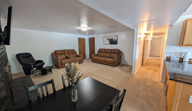 Bountiful Haven, sleeps 10, Hot Tub, near SLC, 3 bedrooms in Bountiful