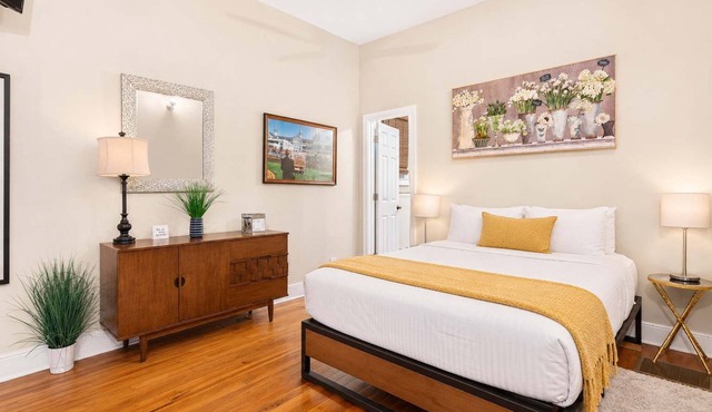 Bourbon Belle- Cozy Gtown home w/Private Parking!