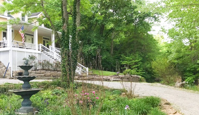 Bourbon Estate sleeps 12, 6 BRs, 47ac of Waterfalls, Meadows and Creek