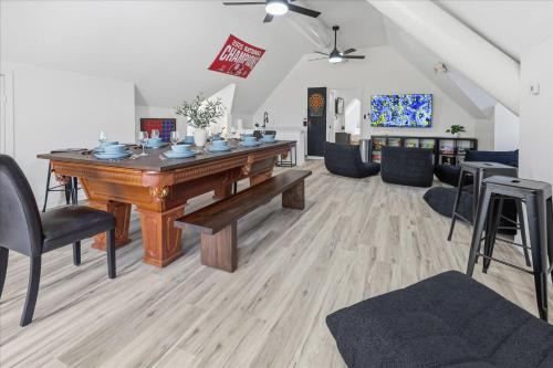 Brand New 8 BR Double Unit House near Downtown