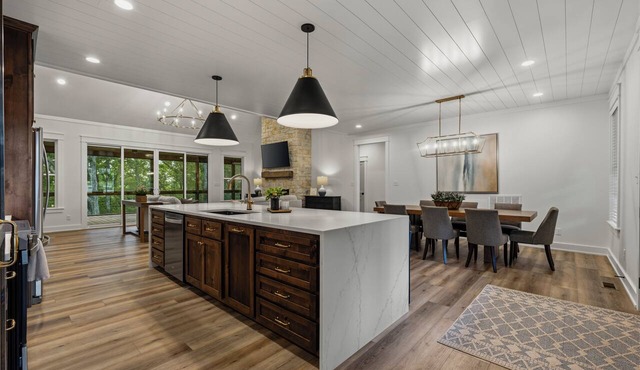 Brand New Home on Nolin Lake | The Golden Retreat | 6BR | Pickleball Courts | Hot Tub + Game Room | Sleeps 14 | 2 miles from Wax Marina & Near Mammoth Cave