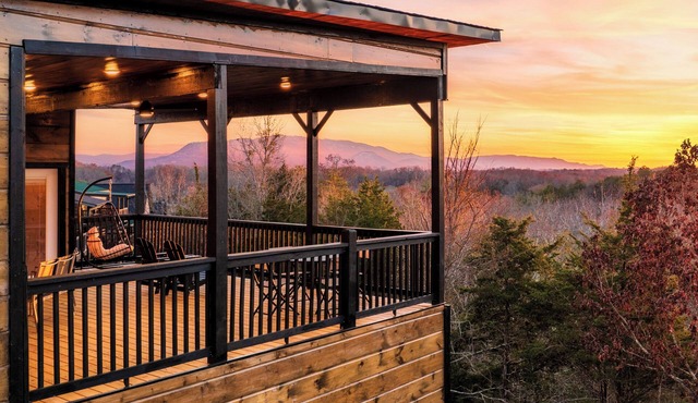 Brand New Sunset Luxury Cabin with Hot Tub! Amazing View!