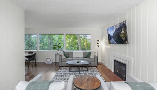 Brand New to Market Reno .8 mile from Stadium Sleeps 11