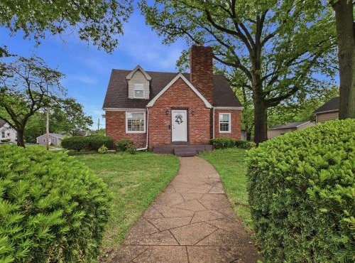 Brick B&B - 3Bed 2Full Bath! Downtown Edwardsville