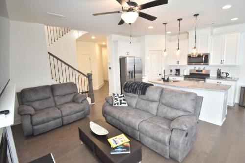 Bright, charming, modern townhouse in Winder in Winder