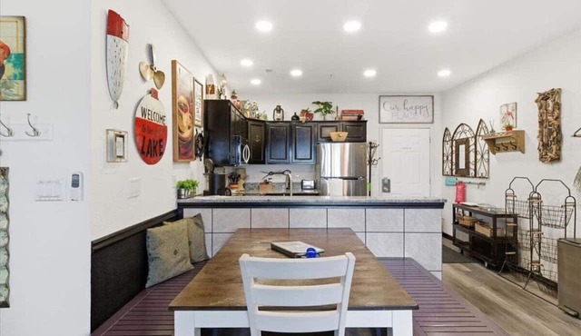 Bright Lakefront Condo, Amazing Views, Pools, Hot Tub in Osage Beach