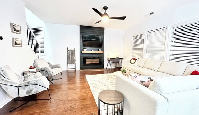 Bright Modern & Comfort 5BR-3Bath Fenced Yard Home in charming Sugar Hill