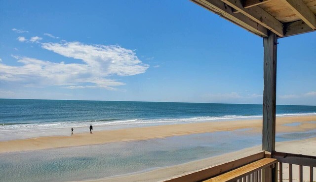 By The Sea: Gorgeous ocean views with balcony!