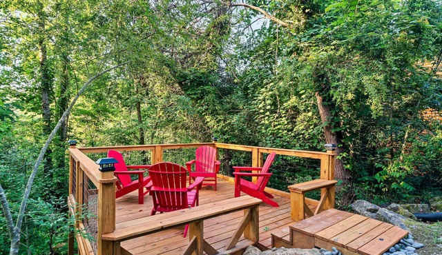 Cabin-king master, 2 bath, private loft w/queen & twin, HOT TUB, flat driveway