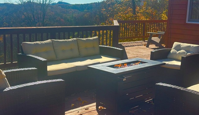 Cabin with Views, Foosball, Hot tub, minutes from Boone!