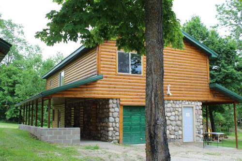 Cabin10 - Poolside Cabin with a lake view and great fishing in Deer River