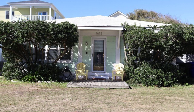 Caicos Cottage! Fenced yd for dogs, Park 3 cars. Golf Cart charger.