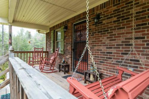 Carries Cottage- Hot Tub, Firepit, Covered Deck