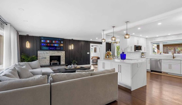 Casa 22 Luxury & Modern 3BD 2BA Home in Skokie