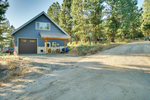 Cascade Cabin Hideaway w/Views, 1/2 Mi to Lake in Cascade