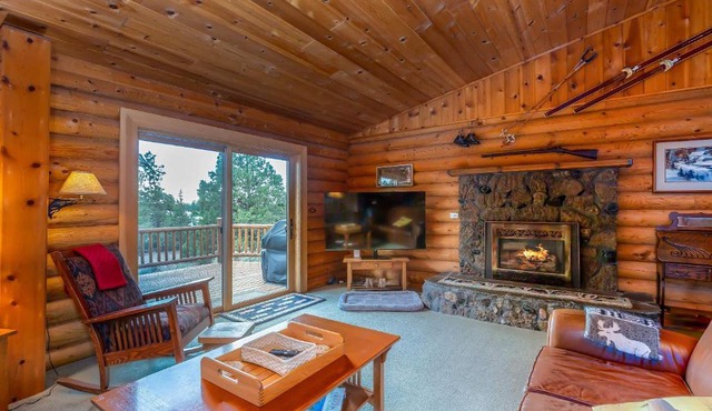 Cascade View Log Cabin Cozy Mountain Escape on over 2 Acres Dog Friendly in Bend