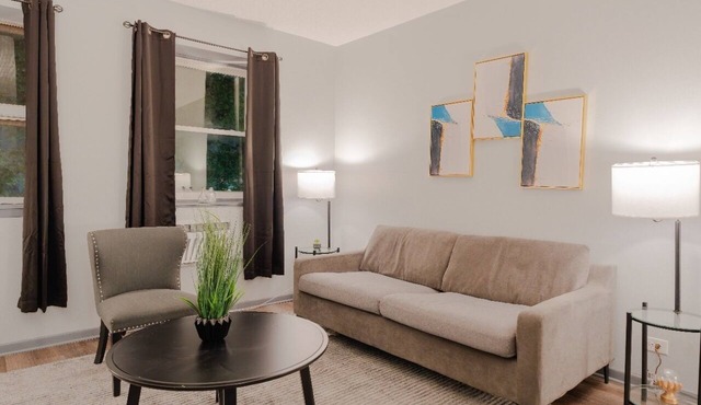 Central 1BR Apt Near Transit, Dining & Shopping