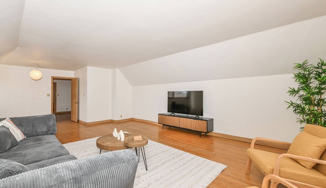 Central Spacious Unit: Pet Friendly W/King Bed in Milwaukee