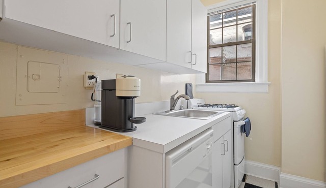 Centrally located Dupont Circle Apartment w/sleeping space for 3