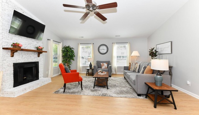 Centrally Located ~ King Bed ~ Equipped for Long Stays