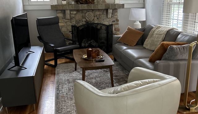 Charming 1925 Home In Broad Ripple - Sleeps 6, Modern Comforts & Prime Location