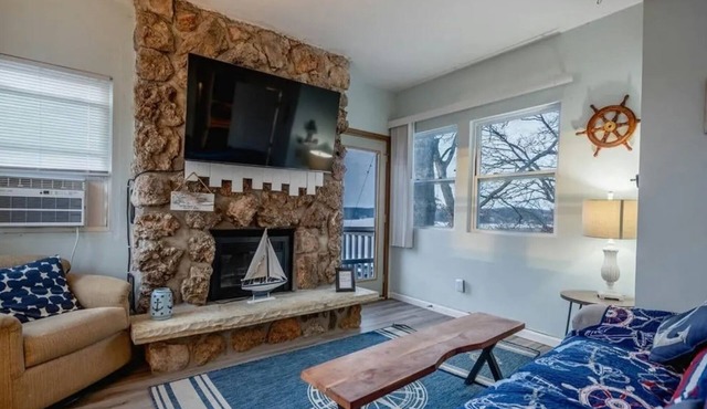 Charming 2-bed 2-bath condo overlooking the beautiful Lake of the Ozarks-4MM in Lake Ozark