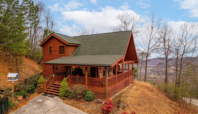 Charming 2-Bed Cabin with Mountain Views!