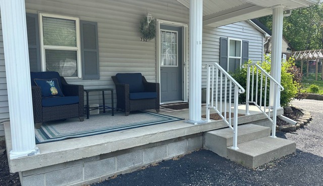 Charming 2-bedroom apartment with new queen beds, AC , Great kitchen! Porch
