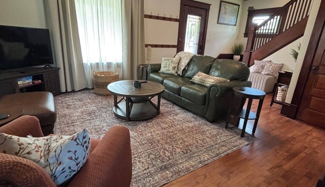 Charming 2-bedroom Craftsman close to downtown Appleton perfect for relaxing in Appleton