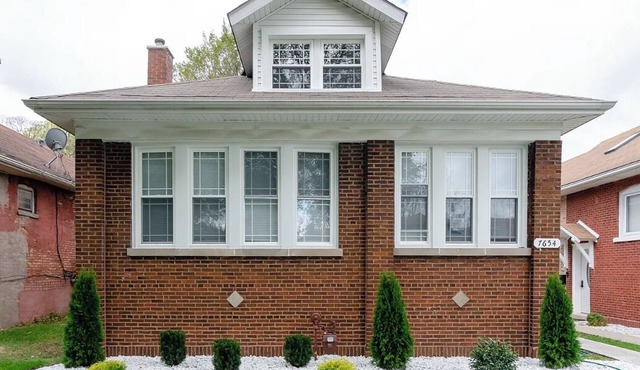 Charming 2-bedroom space with AC, WiFi in amazing Chicago