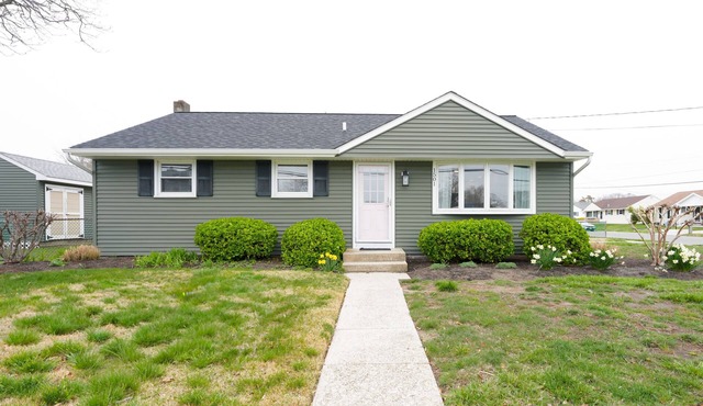 Charming 2BR/2BA home just a short walk to the bay with breathtaking sunsets. in Lower Township